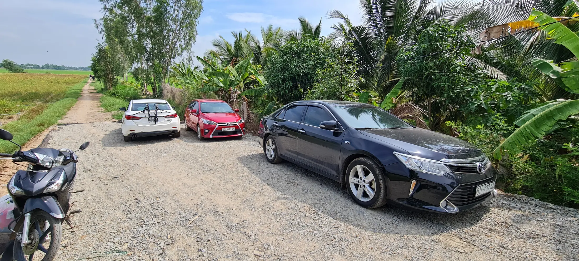 Xe của khách đỗ trên khoảng sân sỏi gần farmstay